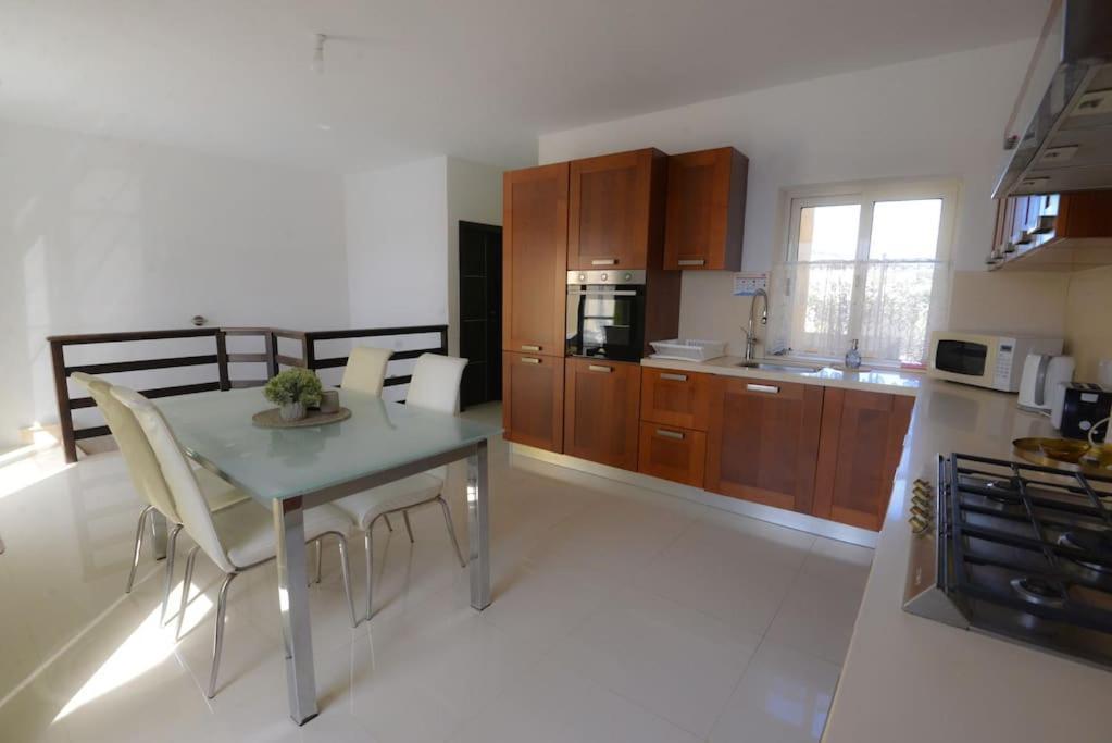 Seafront Duplex Penthouse With Terrace Overlooking Xlendi Bay 외부 사진